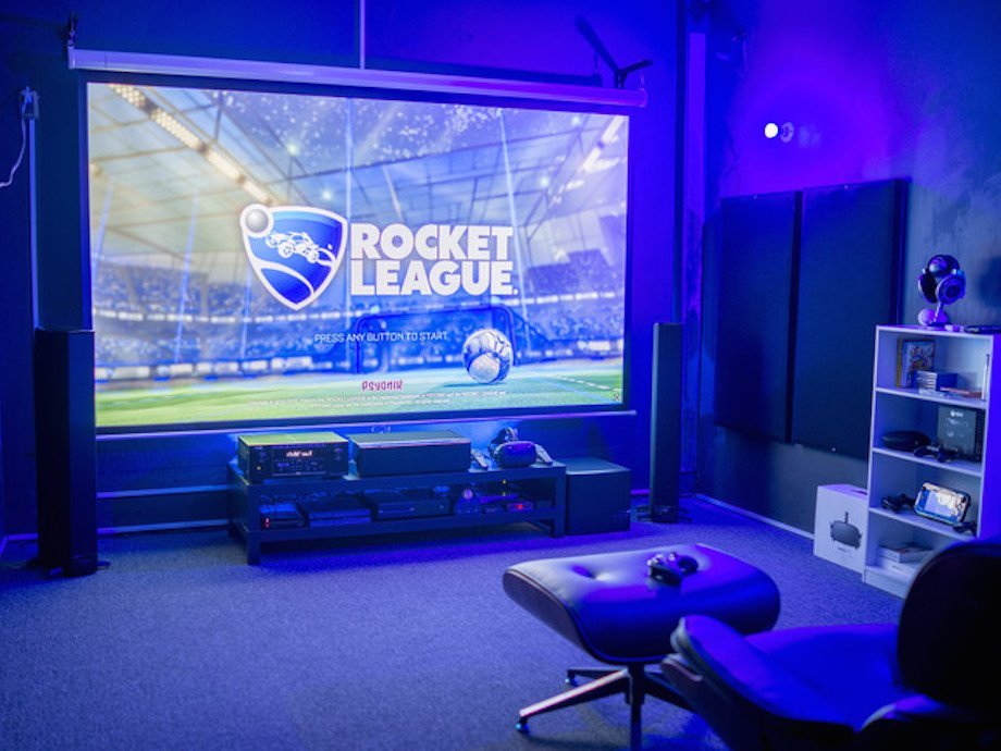 Gaming inmersivo y deportes proyectados a escala gigante conectando la PS5 por HDMI al proyector portátil